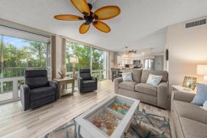 ein Wohnzimmer mit einer Couch und einem Deckenventilator in der Unterkunft Island Beach Club #220B in Sanibel