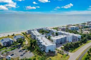 eine Luftaufnahme eines Resorts neben dem Strand in der Unterkunft Island Beach Club #220B in Sanibel