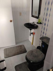 a bathroom with a toilet and a sink at Apartamento cerca del aeropuerto in Bogotá