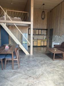 - un salon avec une mezzanine et une table dans l'établissement Dream wood house, à Dilidjan