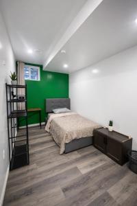 een slaapkamer met een bed en een groene muur bij B12 Private Room In Cambridge in Cambridge