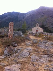 un panneau sur le flanc d'une montagne avec un bâtiment dans l'établissement Casa Bella Centre de Corsica, à Corte
