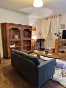 un salon avec un canapé et une table dans l'établissement Casa Bella Centre de Corsica, à Corte