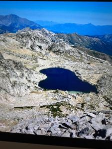 un grand lac bleu sur le flanc d'une montagne dans l'établissement Casa Bella Centre de Corsica, à Corte 13 autres photos
