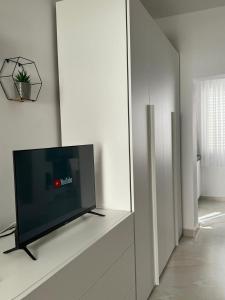 een flatscreen-tv op een plank in een woonkamer bij ApartHotel Sea & Back view studios in Durrës