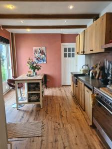 Nhà bếp/bếp nhỏ tại Spacious Eclectic Home Near Sea & Amsterdam