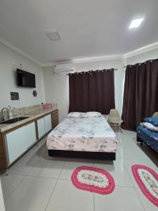 Il comprend une chambre avec un lit et une cuisine avec un évier. dans l'établissement Aconchego Perfeito em São Pedro SP, à São Pedro 13 autres photos