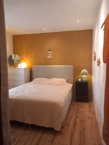 Giường trong phòng chung tại Spacious Eclectic Home Near Sea & Amsterdam +37 ảnh