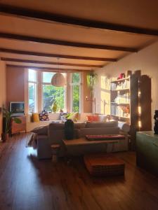 TV/trung tâm giải trí tại Spacious Eclectic Home Near Sea & Amsterdam