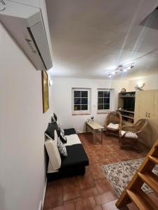 een woonkamer met een bank en een tafel bij Taneček - malý apartmán u rodinného domu in Stvolínky