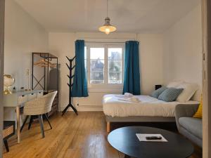 En eller flere senge i et værelse på Izar-SILS + 10 billeder