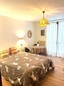 een slaapkamer met een bed en een tafel erin bij Appartamento Moon River Monolocale in Limone Piemonte