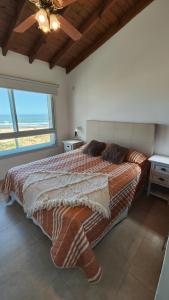 En eller flere senge i et værelse på Namaste casas de mar