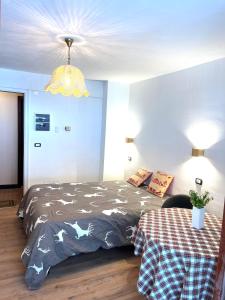 een slaapkamer met een bed en een tafel bij Appartamento Moon River Monolocale in Limone Piemonte +5 foto's