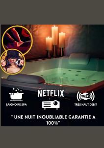 un'immagine di una vasca in una stanza di Suite craz'in Love Room, jacuzzi, cinéma, Camargue a Beaucaire