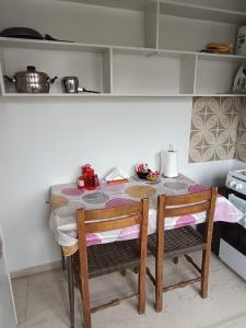 een keukentafel met twee stoelen en een tafel met bij Sroom in Kardítsa