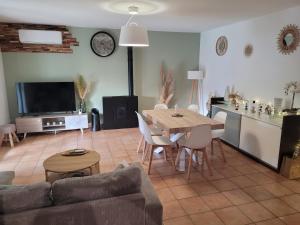 Posezení v ubytování Maison individuelle 90m2 avec véranda et piscine