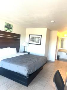 een slaapkamer met een groot bed in een kamer bij Stay7 studios Hotel Phoenix Metro in Phoenix