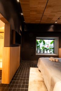 een slaapkamer met een groot bed en een raam bij B&B Flow in San Benedetto del Tronto