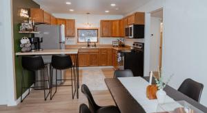 una cucina con mobili in legno, tavolo e sedie di Barrel sauna & Northern lights getaway a Wasilla