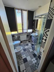 een badkamer met twee wastafels en twee toiletten bij wanderlust in Pomezia