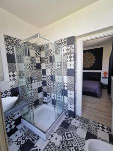 een badkamer met douche in een kamer bij wanderlust in Pomezia