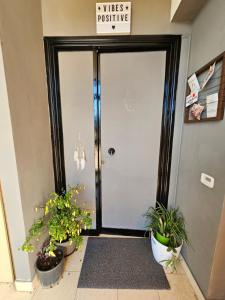 een kantoordeur met potplanten ervoor bij wanderlust in Pomezia +3 foto's