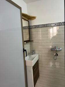 Phòng tắm tại Ocean Nomads hostel Taghazout