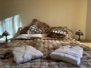 een bed met twee handdoeken erop bij Fusero1 relax vero borgata fusero 20 giaveno in Coazze