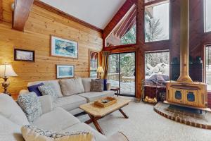 een woonkamer met een bank en een fornuis bij Kendall Place in Snoqualmie Pass
