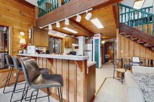 een keuken met een bar en stoelen in een huis bij Kendall Place in Snoqualmie Pass