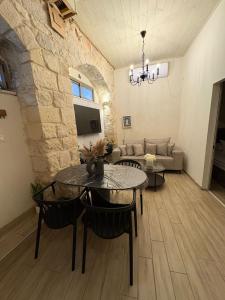 ein Wohnzimmer mit einem Tisch und einem Sofa in der Unterkunft בר יוחאי העתיקה in Safed