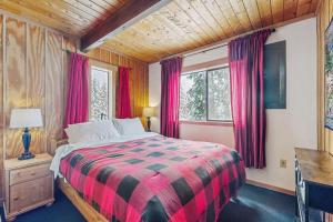 een slaapkamer met een groot bed en roze gordijnen bij Kendall Place in Snoqualmie Pass