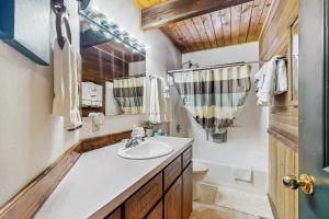 een badkamer met een wastafel, een toilet en een spiegel bij Kendall Place in Snoqualmie Pass +15 foto's
