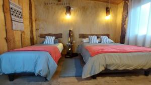 Giường trong phòng chung tại Cabañas & Habitaciones Del Alto