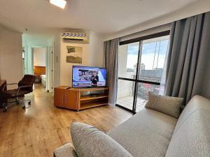 TV/trung tâm giải trí tại Flat 02 Quartos Long Stay Alvorada Vila Olímpia