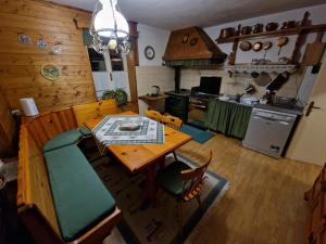 einen Blick über eine Küche mit einem Tisch und Stühlen in der Unterkunft Appartamento Lorena in Rocca Pietore