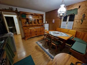 eine Küche und ein Esszimmer mit Tisch und Stühlen in der Unterkunft Appartamento Lorena in Rocca Pietore