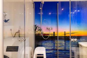 een badkamer met een douche en uitzicht op de oceaan bij Ferienwohnung Hans - Hohenpeißenberg mit Gartenblick in Hohenpeißenberg +81 foto's