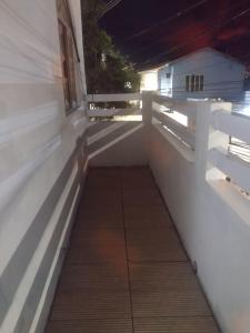 een balkon van een huis met een wit hek bij Pousada Mamulengo in Porto De Galinhas +9 foto's