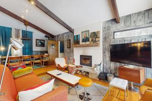 a living room with a couch and a tv at Art Rocks in Stowe