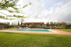 a tennis court with a pool and a tennis court at Agriturismo Marrucola in San Miniato
