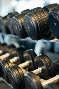 een rij bruine dumbbells in een sportschool bij Sixty DC in Washington