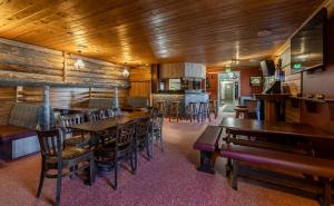 un ristorante con pareti e tavoli in legno e sedie di Ivalo River Camping a Ivalo