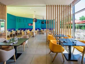 En restaurant eller et andet spisested på Mercure Lyon Genas Eurexpo