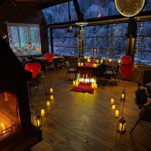 una stanza con un tavolo con palloncini e candele di Ayder Villa de Pelit Hotel ad Ayder Yaylasi