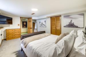 En eller flere senge i et værelse på Private Hot Tub and Patio! Chicagoland Extended Stay