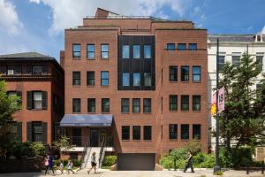 een bakstenen gebouw met mensen die ervoor lopen bij Sixty DC in Washington