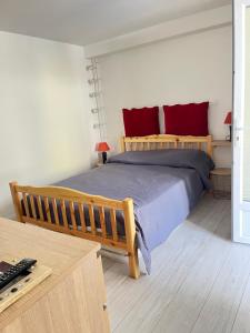 een slaapkamer met een houten bed en een bureau bij Villa Josèphe in Capbreton