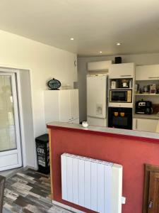 een keuken met witte apparatuur en een aanrecht bij Villa Josèphe in Capbreton +10 foto's